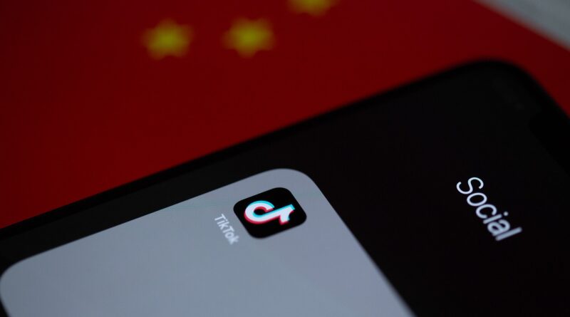 TikTok приложение в смартфоне иконка
